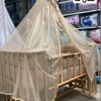 تخت کنار مادر و نی نی لای لای