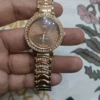 یک عدد ساعت مچی طلایی رنگ زنانه