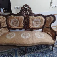 مبل سلطنتی در حد نو و سالم با میز بدون شکستگی