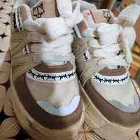 کفش برای کسی که نیاز داره