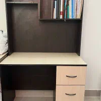 میز تحریر و کتابخانه