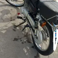 یک دستگاه موتور سیکلت رهرو ۴۰۲