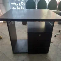 میز تحریر و ناخن کاری