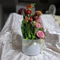 یک باکس گل مصنوعی نو، مناسب کادو و هدیه|صنایع دستی و سایر لوازم تزئینی|رشت, حسین آباد|دیوار