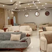 منشی خانم در فروشگاه مبل