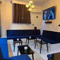 سری زن قلیان و وسط کار در قهوه خانه