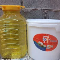 تعدادی سطل و بشکه