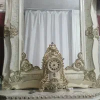 آینه با میز و ساعت رو میزش