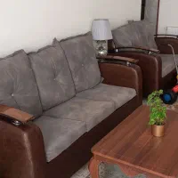 مبل ۷ نفره طوسی قهوهای با میز جلومبلی و عسلی|مبلمان خانگی و میز عسلی|شهریار, شهرک وائین|دیوار