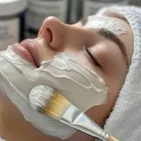 تخفیف ویژه در پاکسازی ونورتراپی  صورت و رنگ ومش