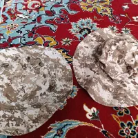 دوتا کلاه آفتابی|لباس|خاش, |دیوار