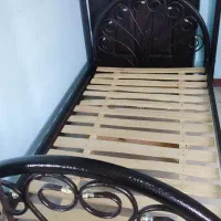 تخت فلزی دو طبقه جوان و نوجوان