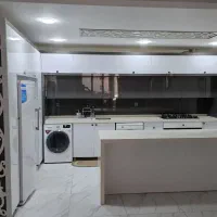 کابینت هایگلاس دو پله ترک با صفحه کریین و جزیره