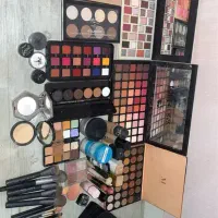 لوازم آرایشی برای میکاپ کارا در حد نو