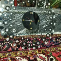 دوعدد ساعت یکی قدیمی و یکی زینتی شیشی خوشگل