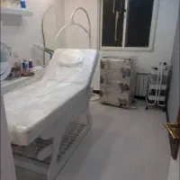 تخت و مونو لایت و ترولی صندلی چرم سفید