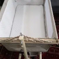 گهواره نوزاد کنار مادر کاملن سالم