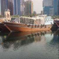 لنج در حال بار گیری دبی
