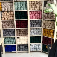 بافنده کاموا با دو میل و قلاب یا گلدوز با دست