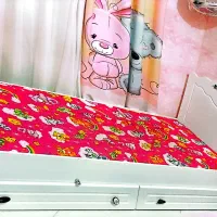 تخت، کمد، تشک، کنسول روی تخت کاملا تمیز