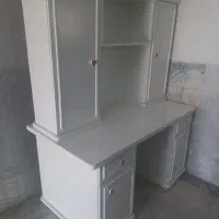 میز تحریر و کتابخانه