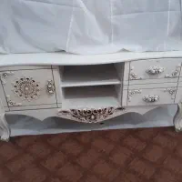 یک عدد میز تلویزیون و یک عدد بوفه