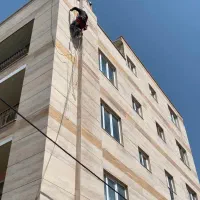کار با طناب در ارتفاع پیچ رولپلاک نما آب بندی نانو|خدمات پیشه و مهارت|اهواز, ناحیه صنعتی کارون|دیوار