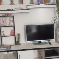 میزتلوزیون و ساعت