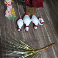 تعدادی مجسمه وگل