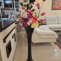 گلدان و گل مصنوعی
