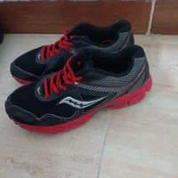 تعدادی کفش و کتانی