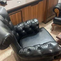 مبلمان رویه چرمی طرح چستر کاملا نو با میز و عسلی