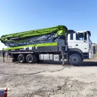 یک راننده پایه یکم و یک اپراتور  پمپ انتقال بتن