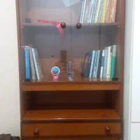 کتابخانه و دو کشوی بزرگ میز تحریر