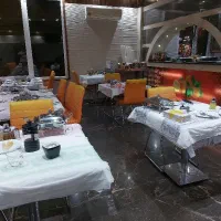 به دو نفر سالن کار جهت طباخی