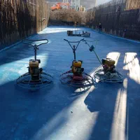 بتن ریزی کف با ماله پروانه.