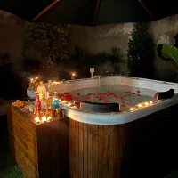 اجاره ویلاباغ2خواب همراه جکوزی8نفره)رزرو بی واسطه