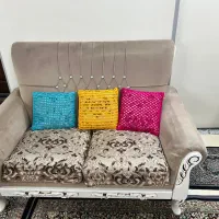 مبلمان و میز تلوزیون و لوستر برنجی و مبل تخت شو