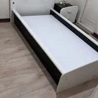 تخت خواب یک نفره و پاتختی