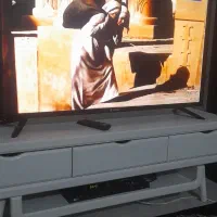 ال سی دی و میز تلویزیون