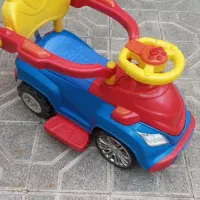 ماشین حمل کودک بسیار خوشرنگ سالم