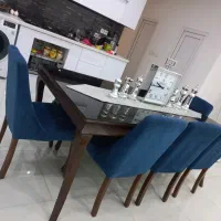 میز ۸ نفره با ۵ صندلی و۱ پاف با شیشه ۸ میل روی میز