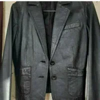 تعدادی لباس زنانه کت چرم ،شلوار ،و بلوز