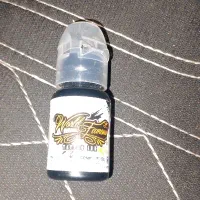 یک عدد جوهر تتو رنگ مشکی اصلی