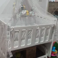 تخت کنار مادر