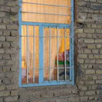 یک عدد پنجره آهنی