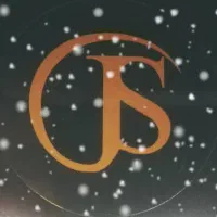 کارشناس فروش و نیروی آقا در فروشگاه پوشاک