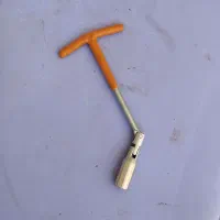 خطر مثلثی و آچار چرخ و آچار شمع و آچار جک