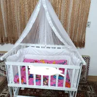 تخت کنار مادر