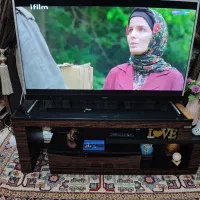 تلویزیون ۵۰ اینچ همراه میز تلویزیون